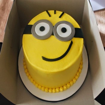 Minion Face Cake