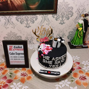 Black & White Engagement Fondant Cake Black & White Engagement Fondant Cake