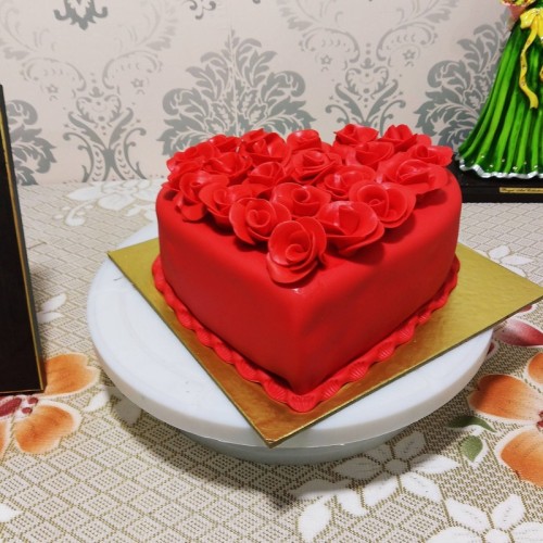 Hot Red Valentine Heart Fondant Cake Delivery in Faridabad Hot Red Valentine Heart Fondant Cake Delivery in Faridabad