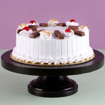 KitKat Vanilla Cake